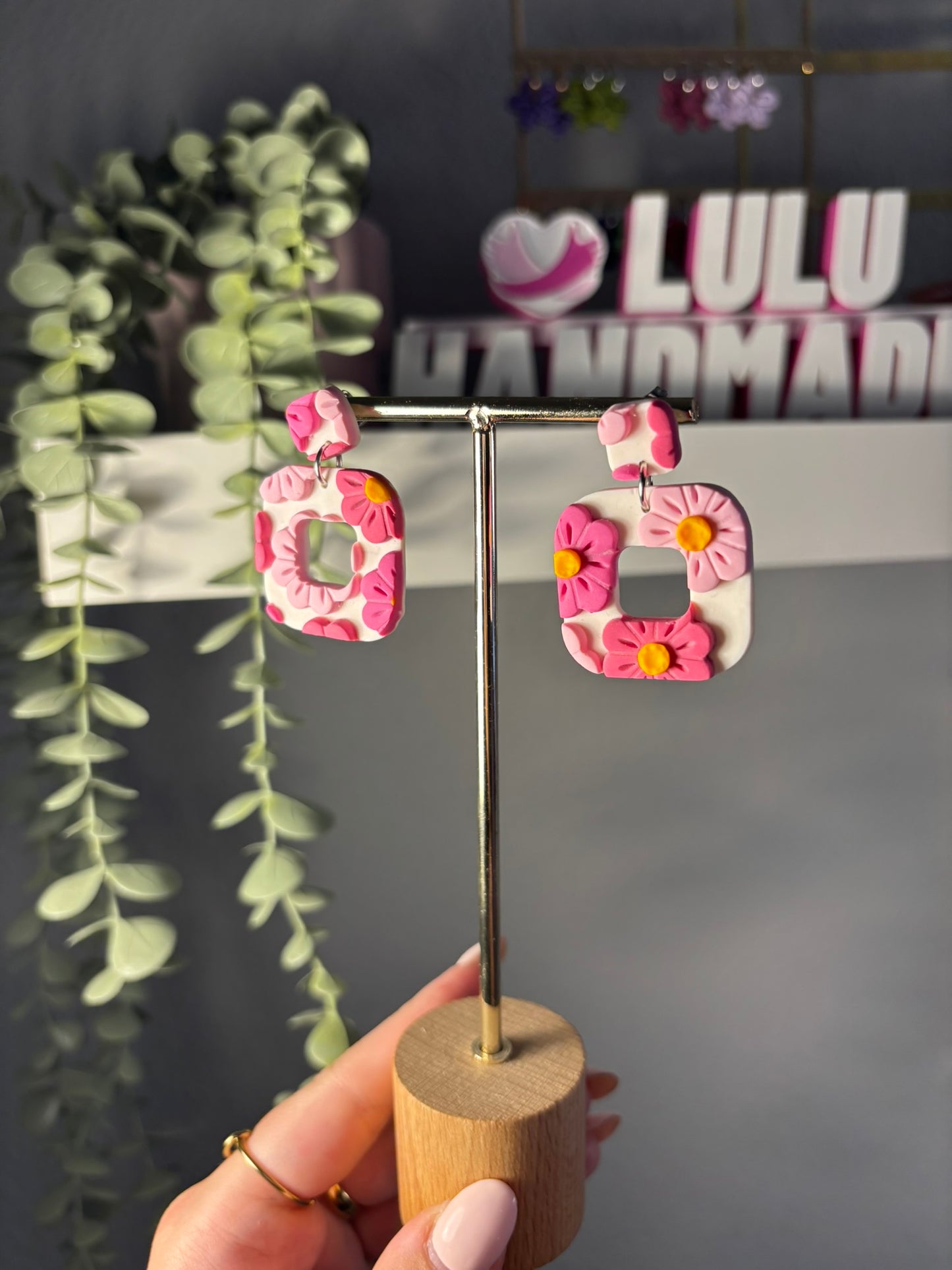 Pendiente cuadrado flores rosas (plateado)