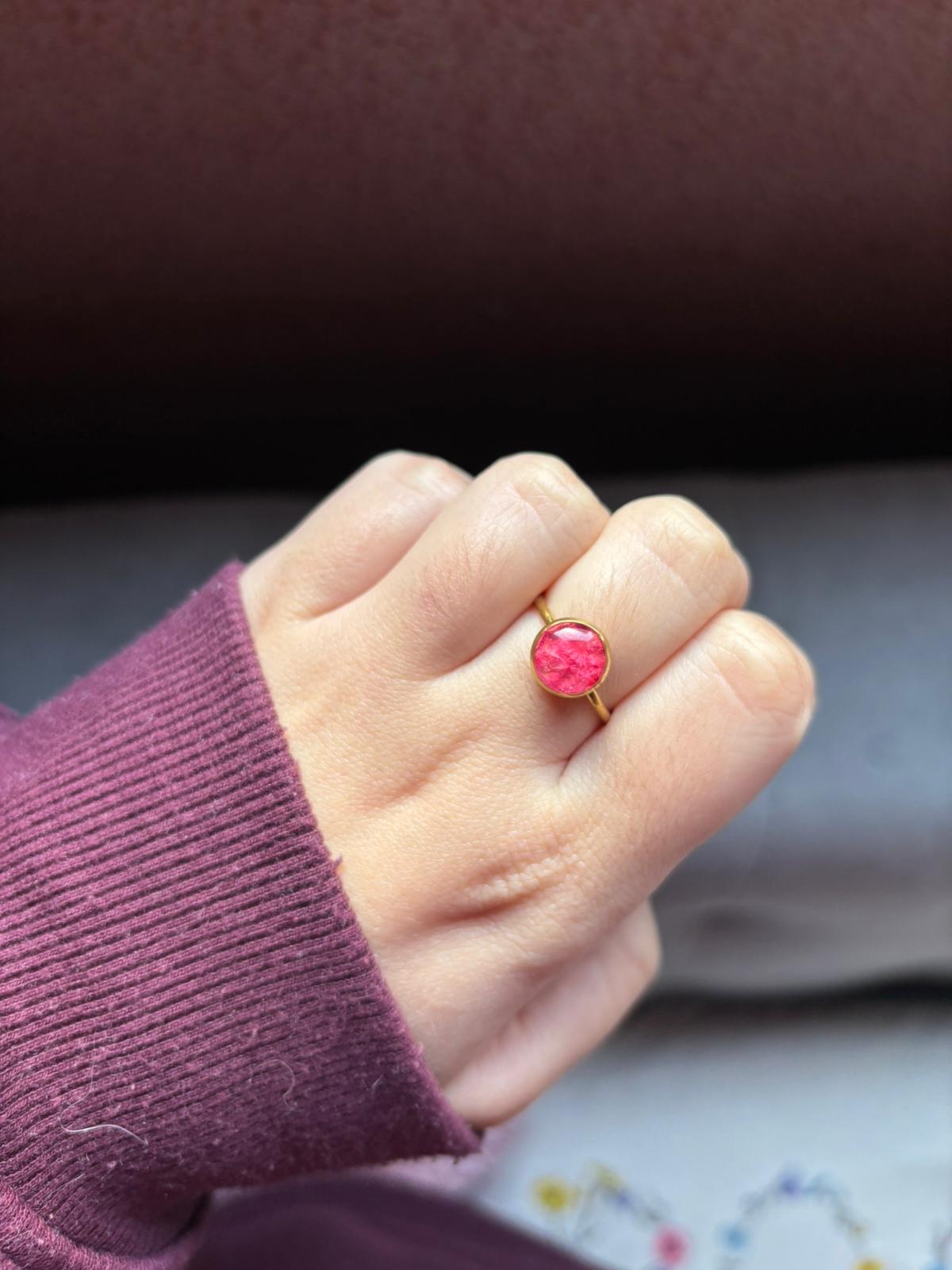 Anillo con flores naturales encapsuladas
