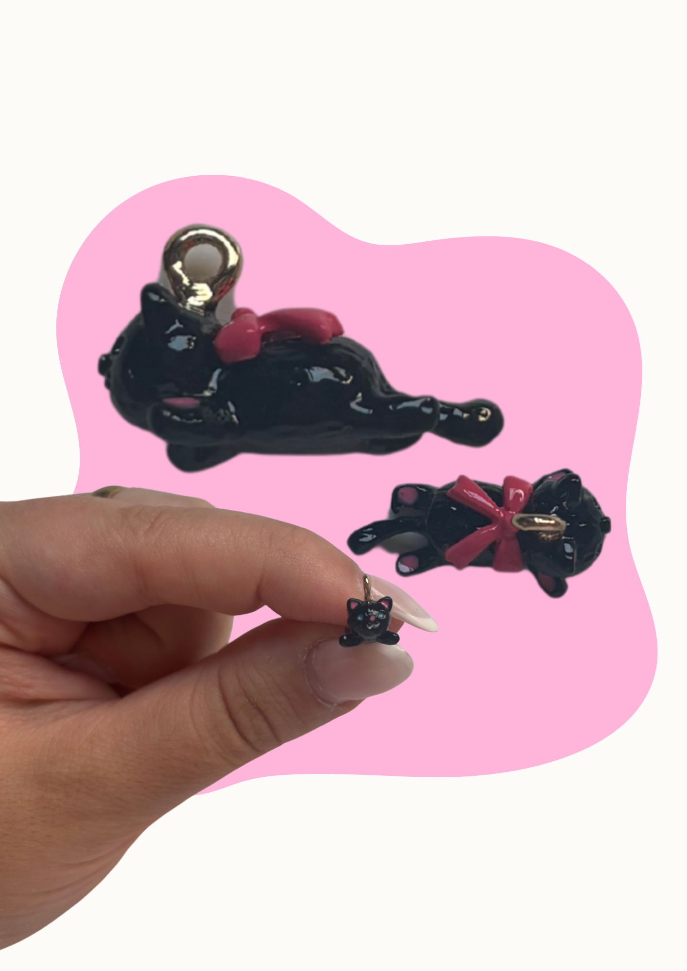 Charm - Gato negro tumbado