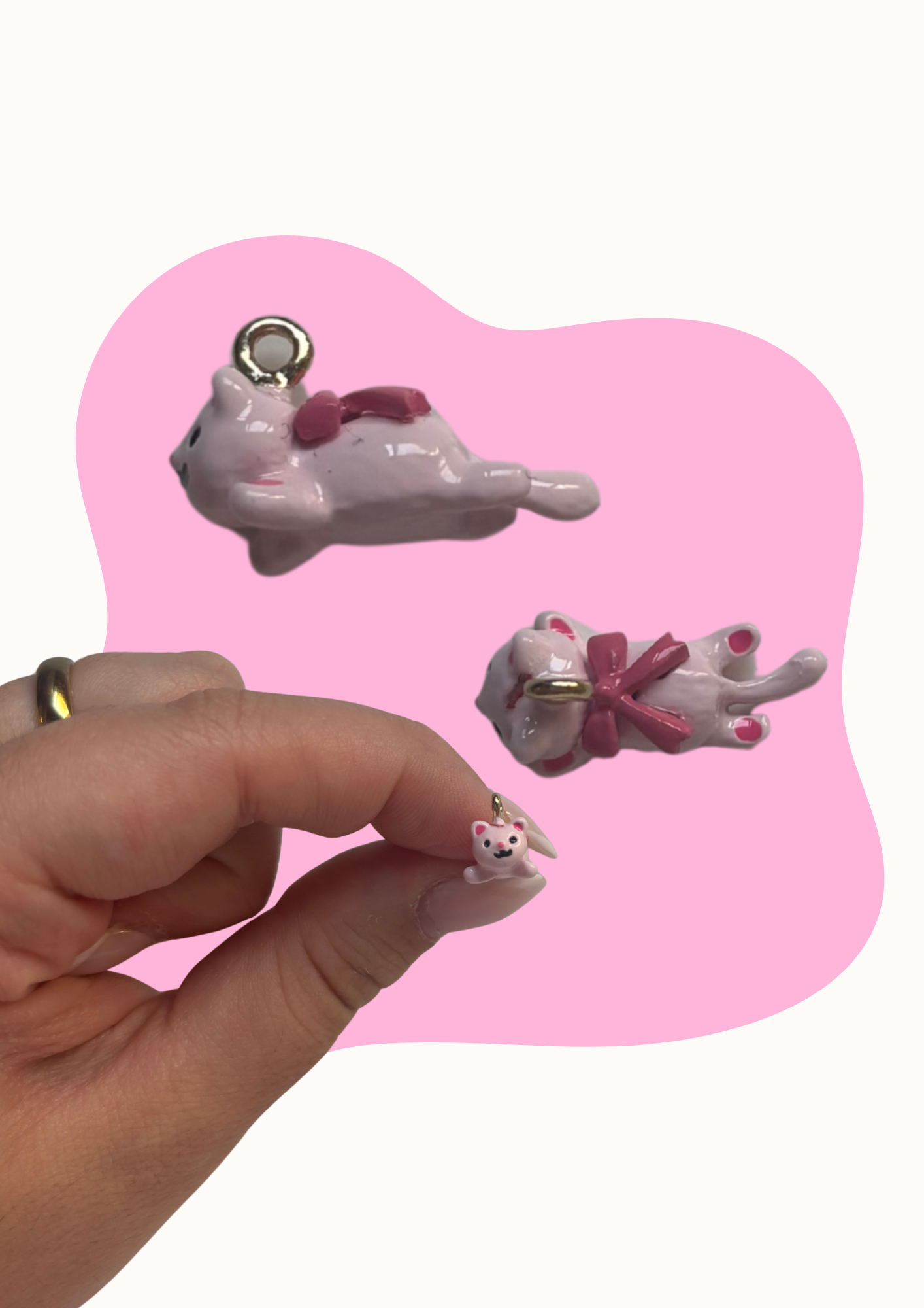 Charm - Gato rosa tumbado