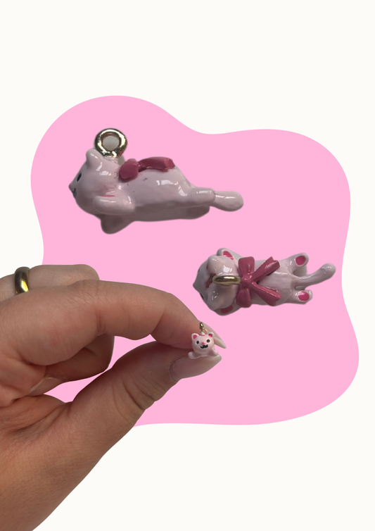 Charm - Gato rosa tumbado