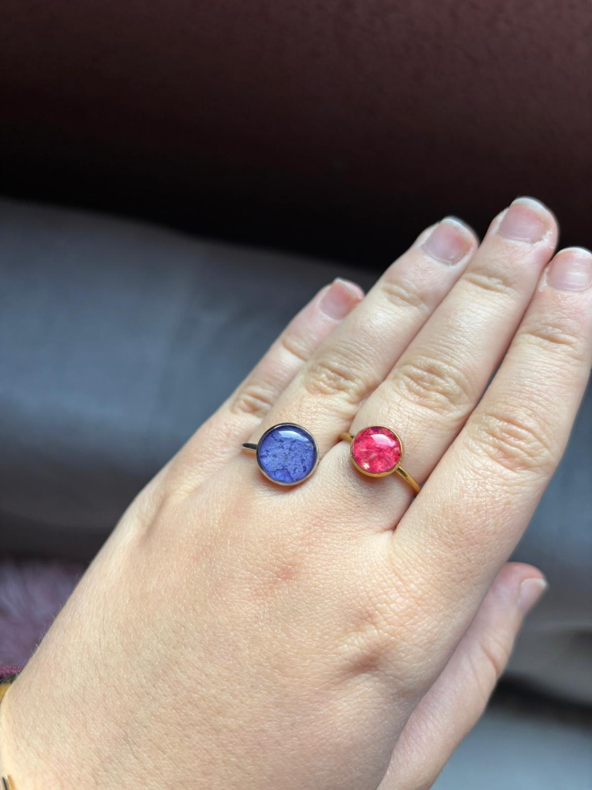 Anillo con flores naturales encapsuladas