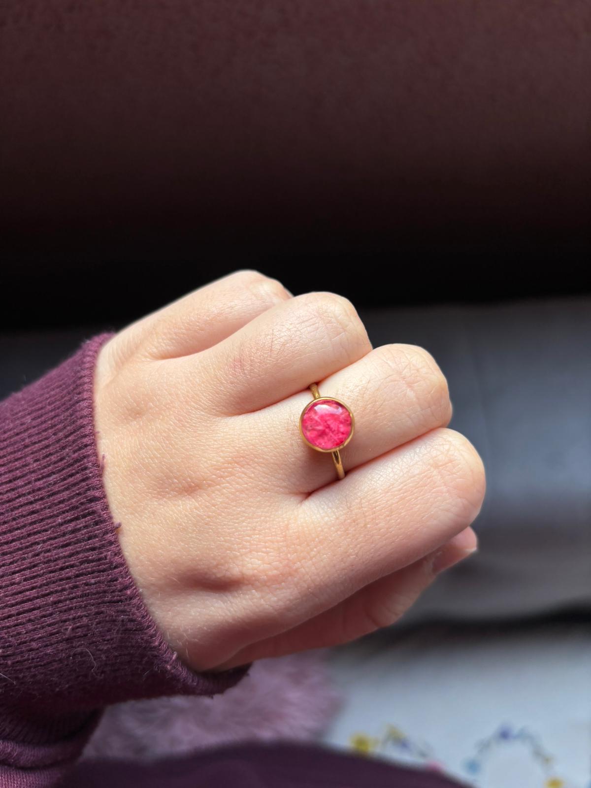 Anillo con flores naturales encapsuladas