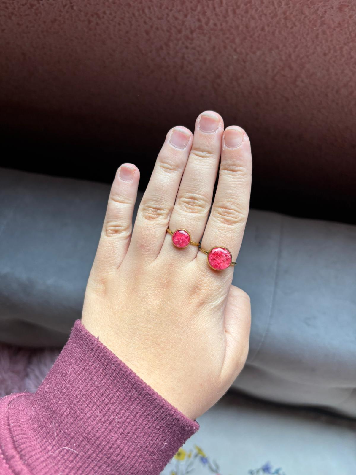 Anillo con flores naturales encapsuladas