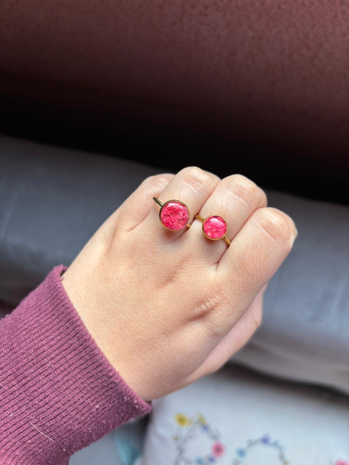 Anillo con flores naturales encapsuladas