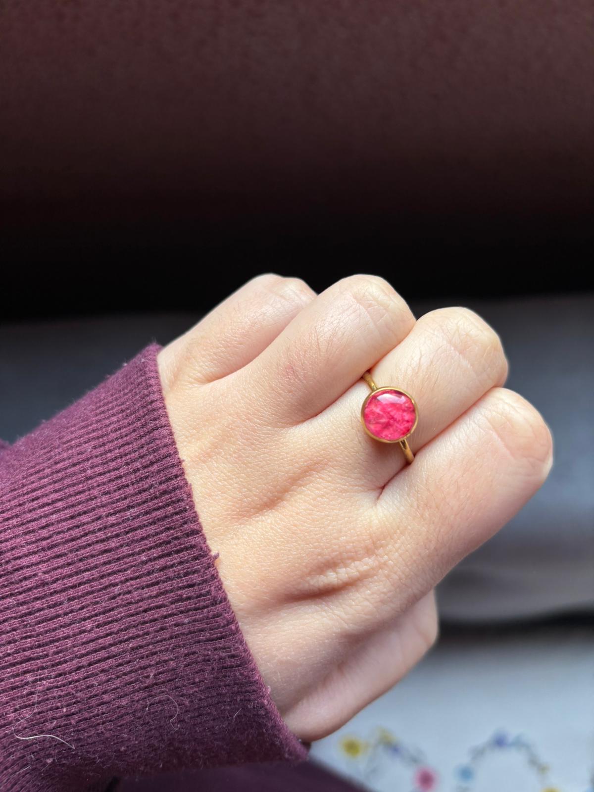 Anillo con flores naturales encapsuladas