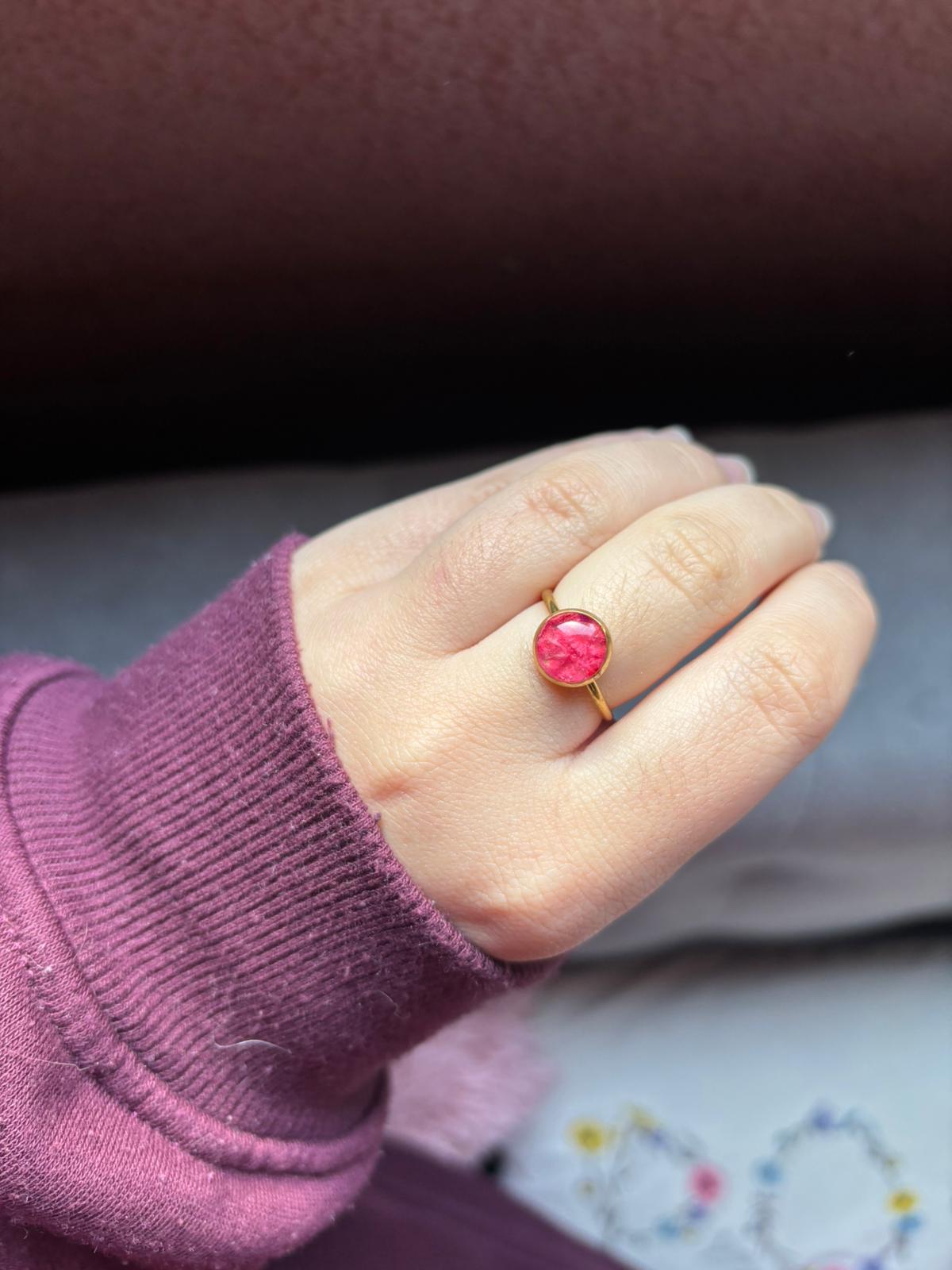 Anillo con flores naturales encapsuladas