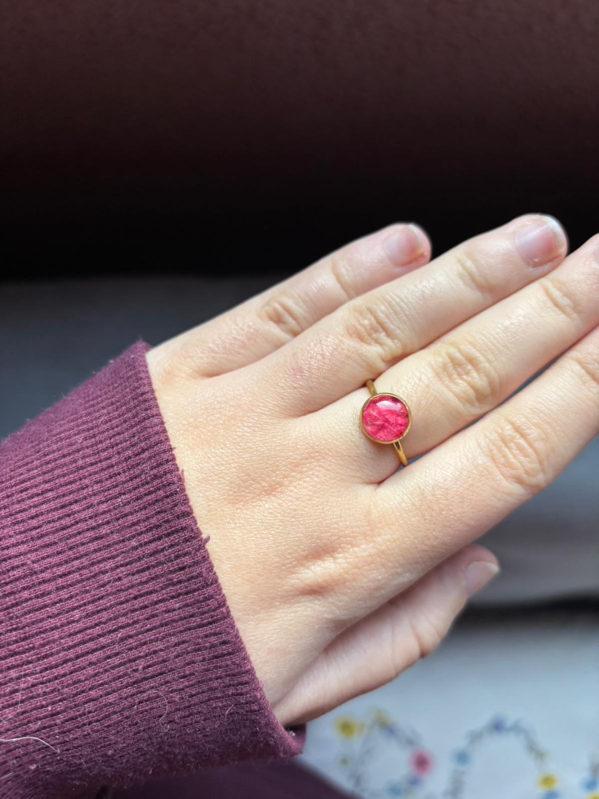 Anillo con flores naturales encapsuladas