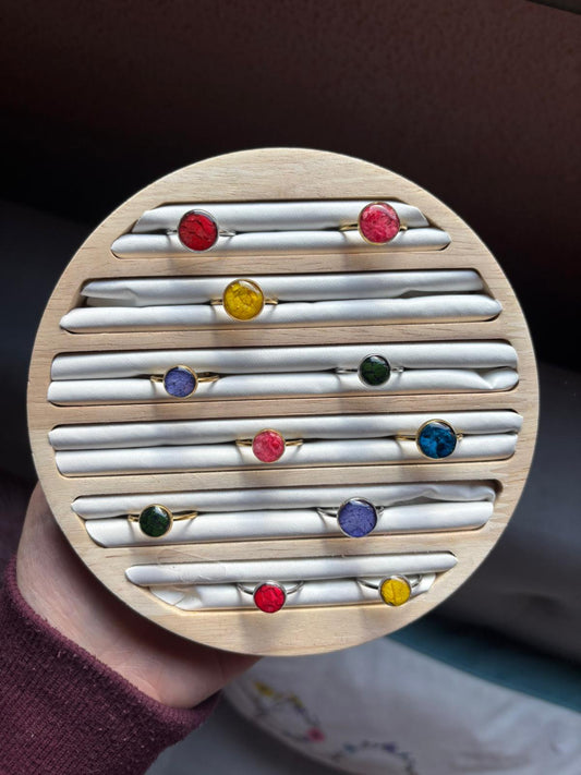 Anillo con flores naturales encapsuladas