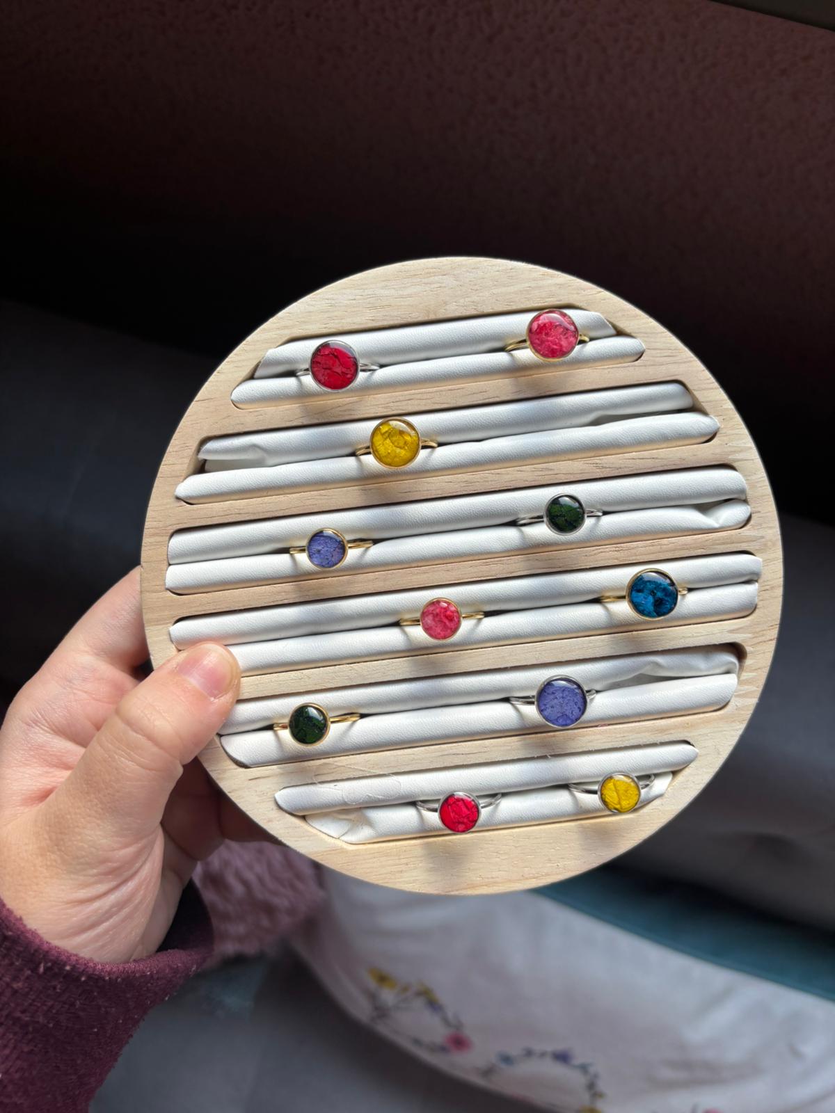 Anillo con flores naturales encapsuladas