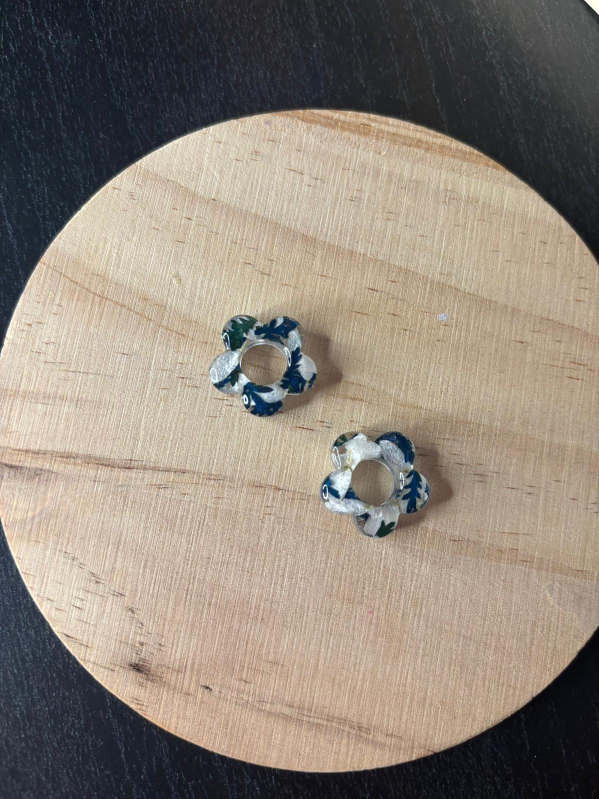 Pendientes de flores preservadas