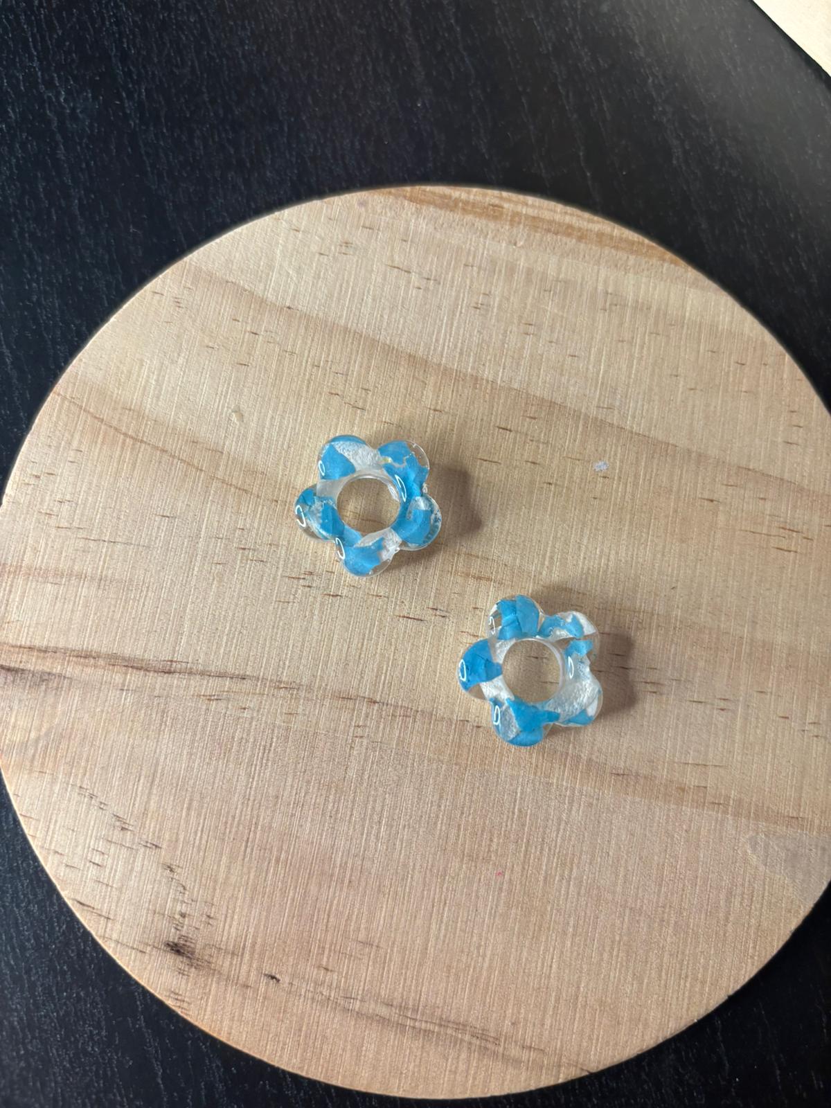 Pendientes de flores preservadas