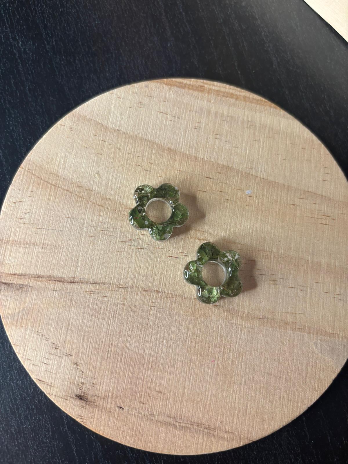 Pendientes de flores preservadas